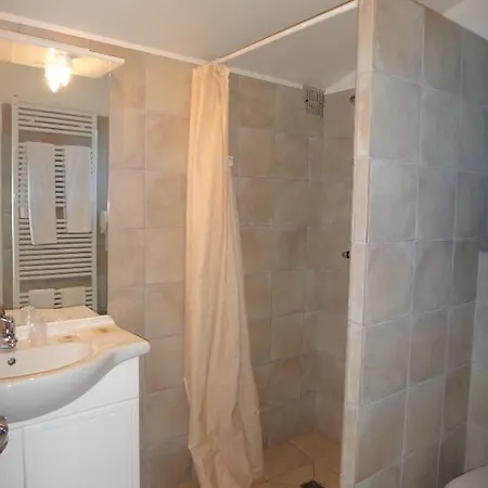Le Petit Manoir Logis Hotel 3*