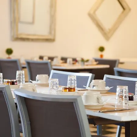Le Petit Manoir Logis Hotel