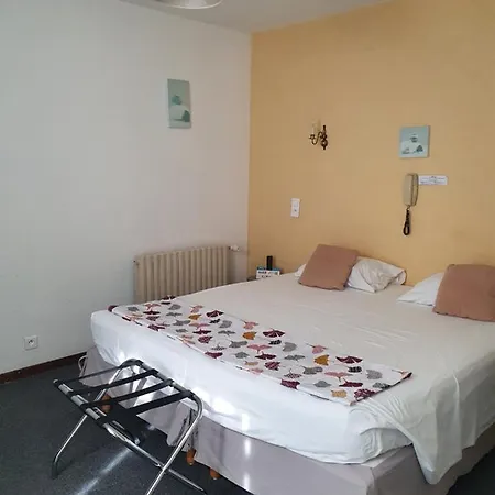Le Petit Manoir Logis Hotel 3*
