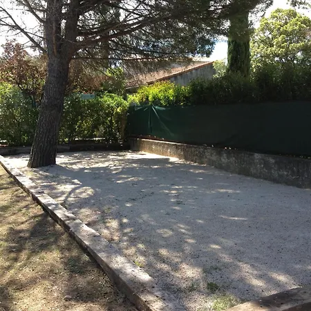 Le Petit Manoir Logis Hotel 3*