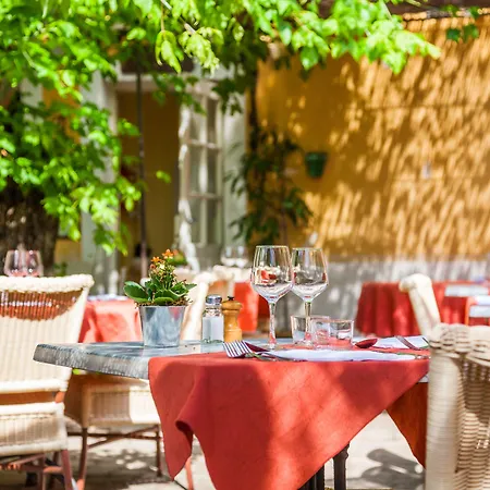 Le Petit Manoir Logis Hotel