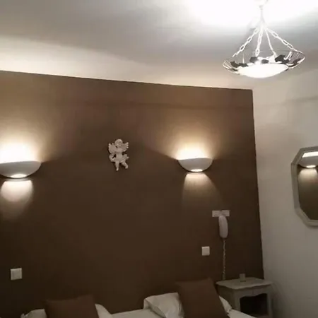 Le Petit Manoir Logis Hotel 3*