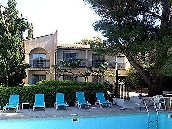 Le Petit Manoir Logis Hotel 3*