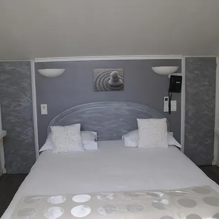 Le Petit Manoir Logis Hotel 3*