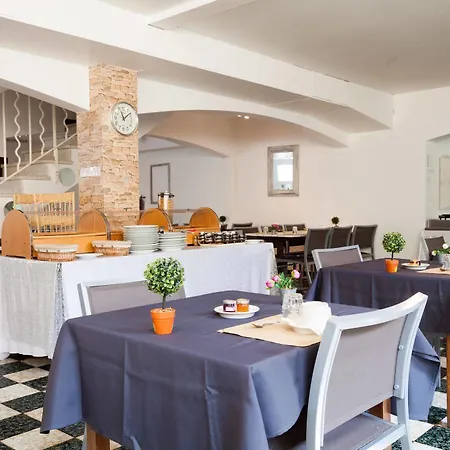 Le Petit Manoir Logis Les Angles (Gard)