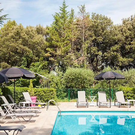 Le Petit Manoir Logis Hotel