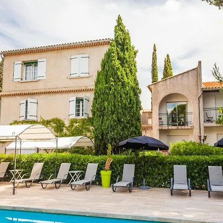 Le Petit Manoir Logis Hotel 3*