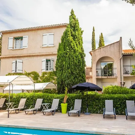 Le Petit Manoir Logis Hotel 3*